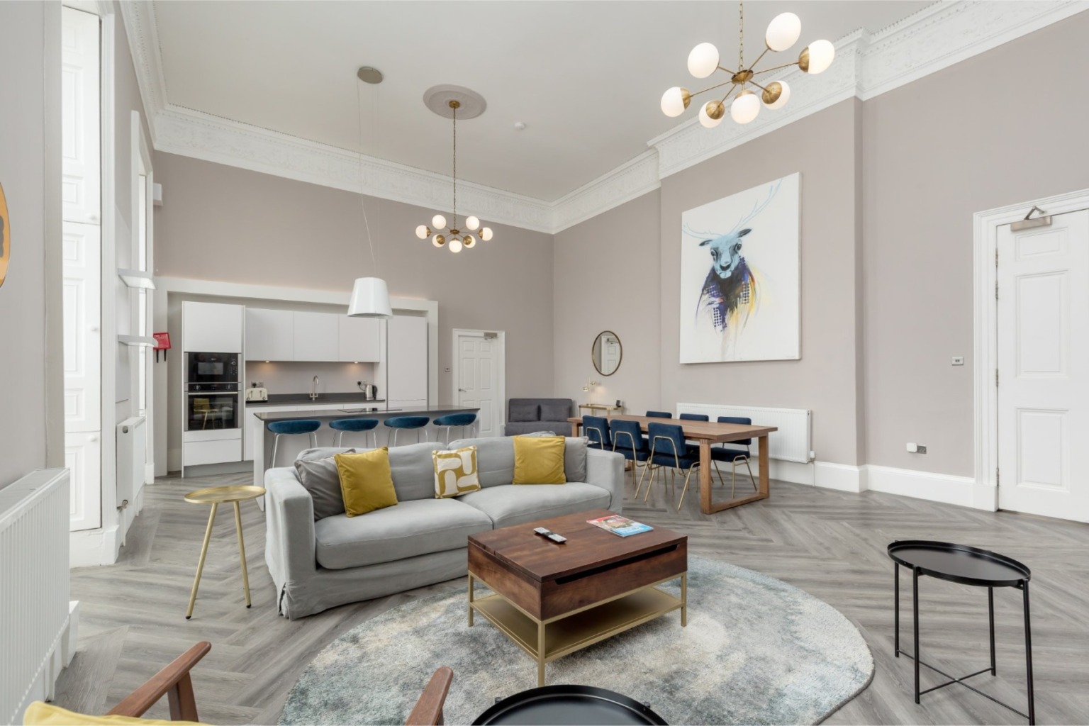 Spacious open plan lounge and kitchen in edinboro city centre